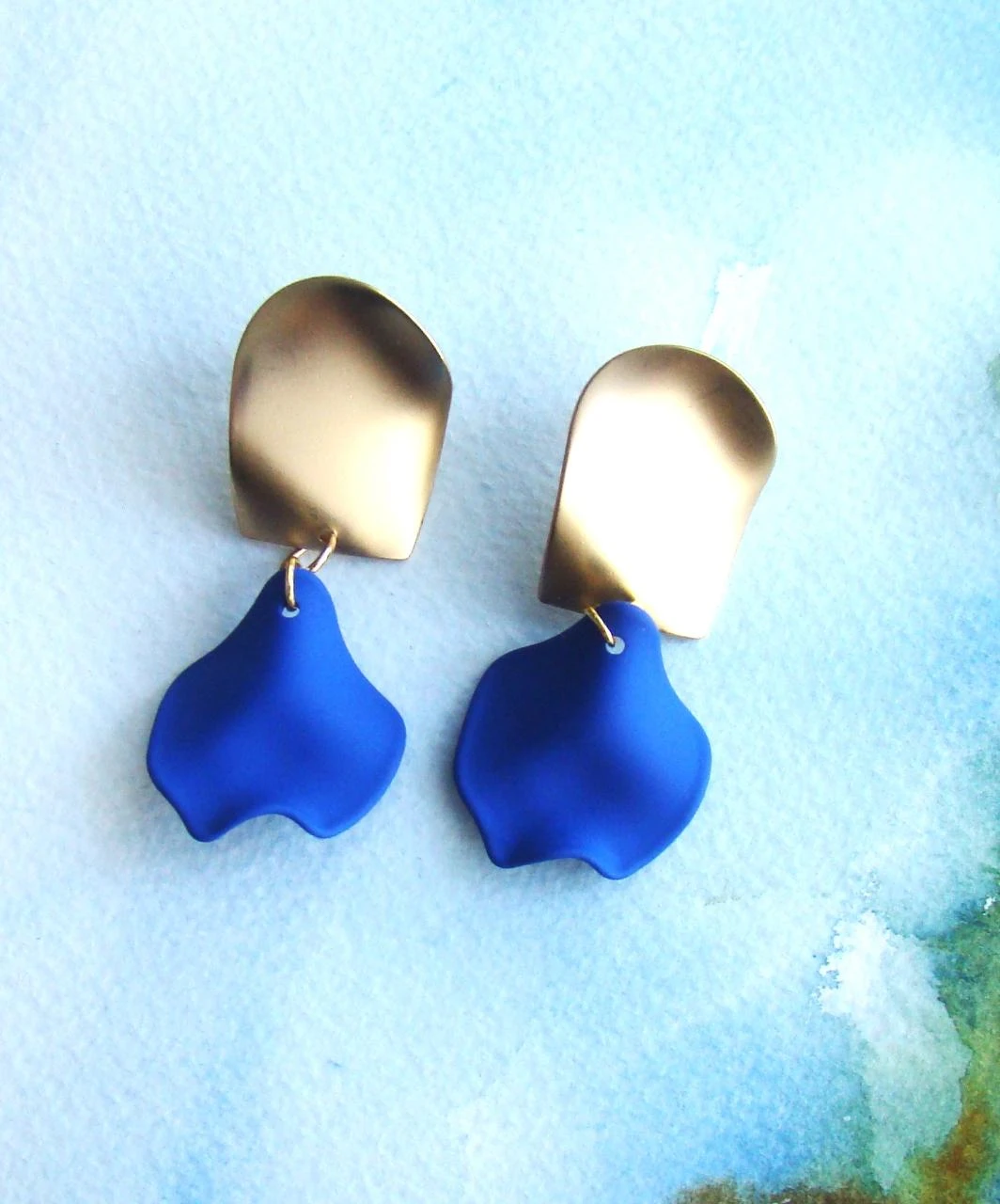 Boucles oreilles pétale bleu vif sur crochet plat original neuves